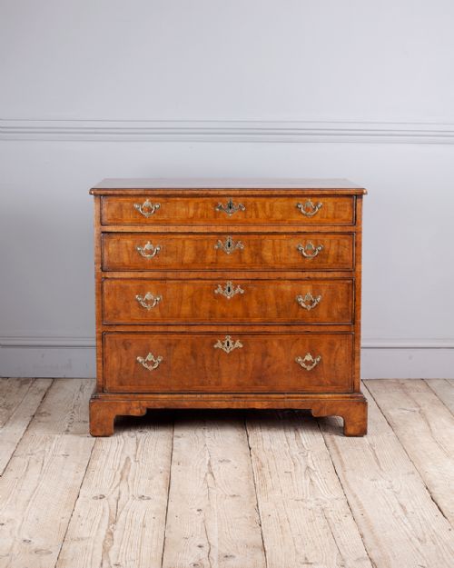 edwardian walnut chest of drawers - CATEGORY: ANTIQUE CHEST OF DRAWERS - DATED EDWARDIAN