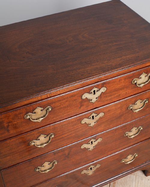 GEORGE III MAHOGANY CHEST OF DRAWERS - ADDITIONAL PHOTO 4