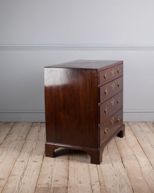 GEORGE III MAHOGANY CHEST OF DRAWERS - ADDITIONAL PHOTO 1