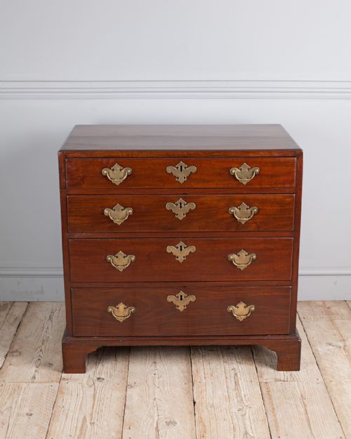 GEORGE III MAHOGANY CHEST OF DRAWERS - ADDITIONAL PHOTO 3