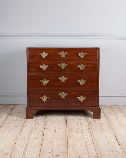 GEORGE III MAHOGANY CHEST OF DRAWERS - ADDITIONAL PHOTO 5