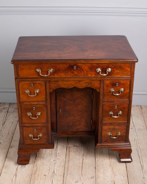 GEORGE III MAHOGANY KNEEHOLE DESK - ADDITIONAL PHOTO 2
