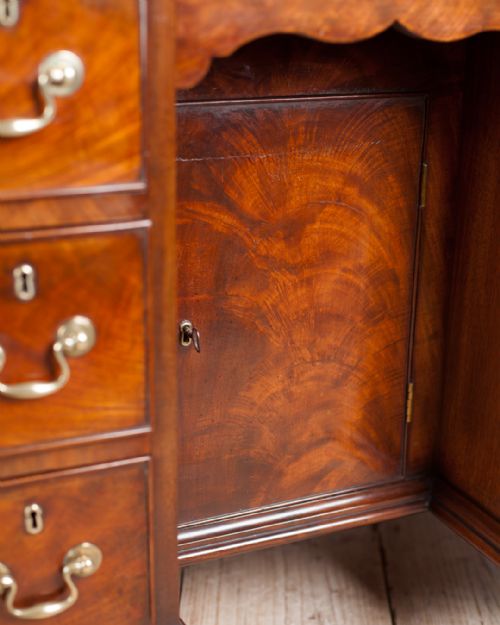 GEORGE III MAHOGANY KNEEHOLE DESK - ADDITIONAL PHOTO 4
