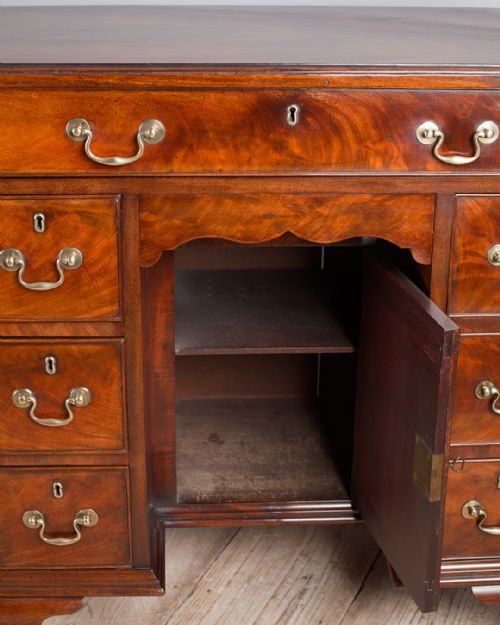 GEORGE III MAHOGANY KNEEHOLE DESK - ADDITIONAL PHOTO 5