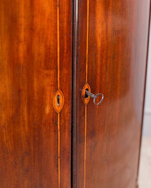 GEORGE III MAHOGANY BOWFRONT CORNER CUPBOARD - ADDITIONAL PHOTO 3