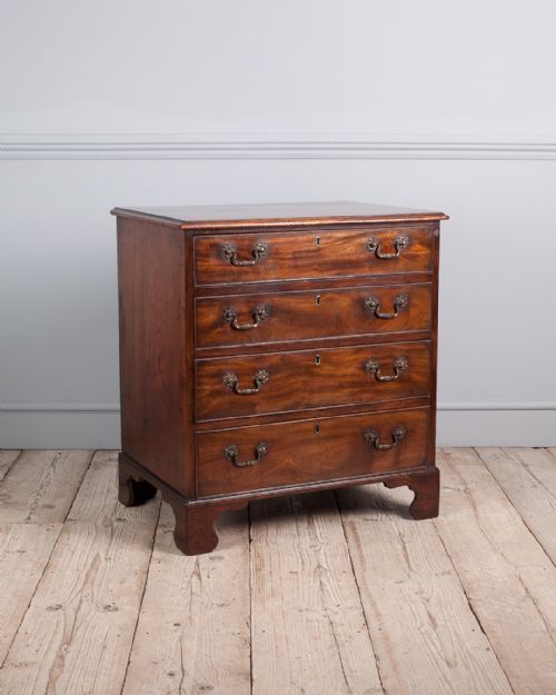 small georgian mahogany chest of drawers - CATEGORY: ANTIQUE CHEST OF DRAWERS - DATED 18TH CENTURY