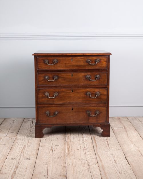 SMALL GEORGIAN MAHOGANY CHEST OF DRAWERS - ADDITIONAL PHOTO 1