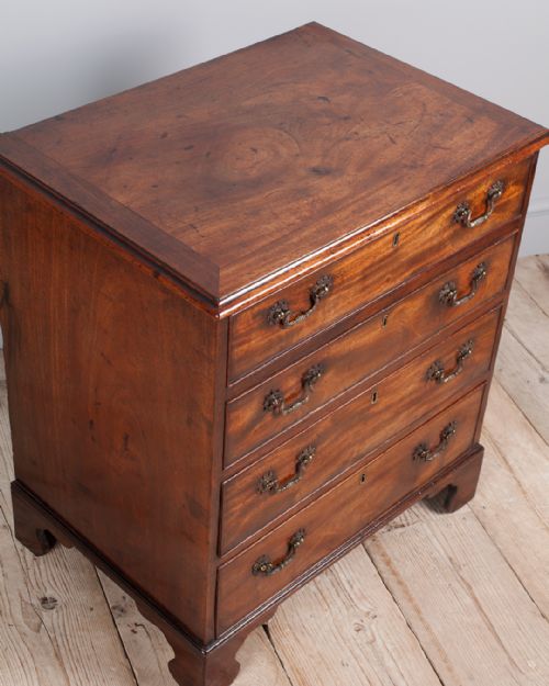 SMALL GEORGIAN MAHOGANY CHEST OF DRAWERS - ADDITIONAL PHOTO 3