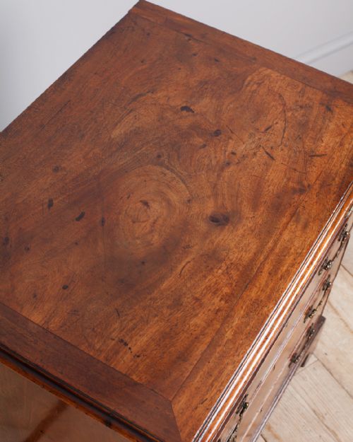SMALL GEORGIAN MAHOGANY CHEST OF DRAWERS - ADDITIONAL PHOTO 4