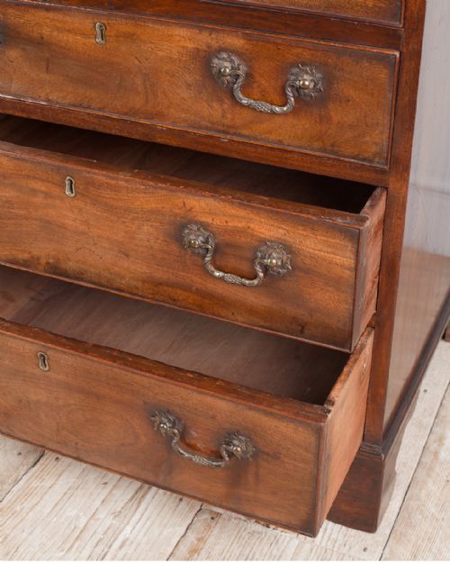 SMALL GEORGIAN MAHOGANY CHEST OF DRAWERS - ADDITIONAL PHOTO 6