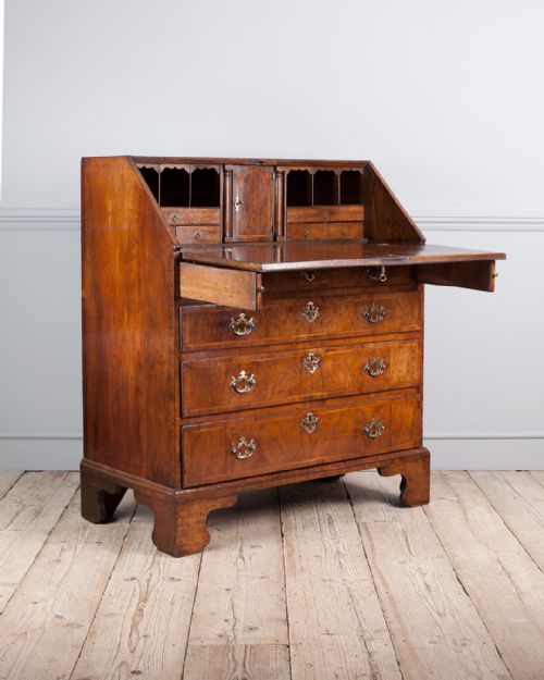 STUNNING GEORGE II WALNUT BUREAU - ADDITIONAL PHOTO 3