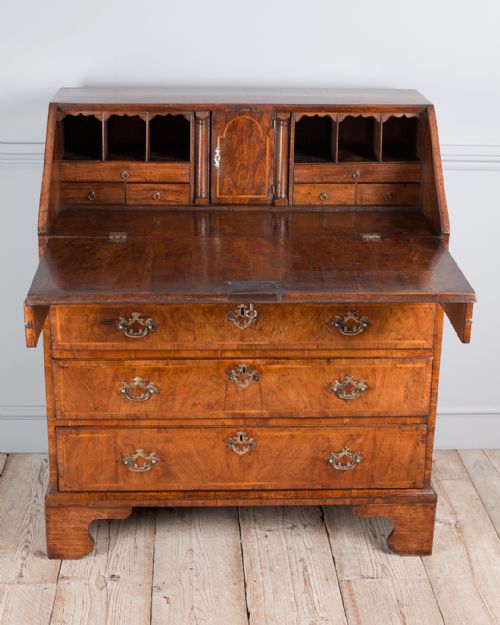 STUNNING GEORGE II WALNUT BUREAU - ADDITIONAL PHOTO 4