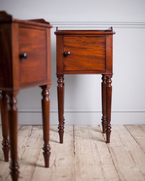 PAIR OF GEORGIAN BEDSIDE TABLES - ADDITIONAL PHOTO 1