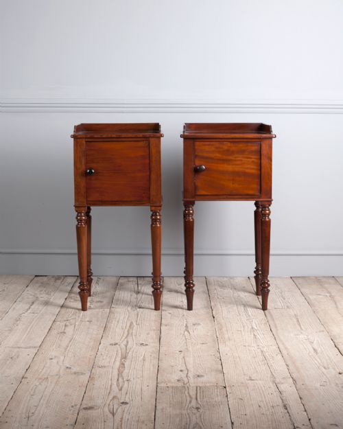 PAIR OF GEORGIAN BEDSIDE TABLES - ADDITIONAL PHOTO 3