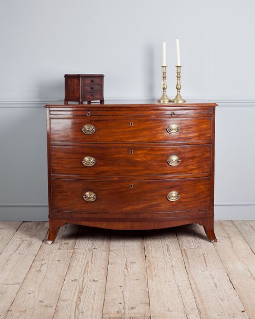 GEORGIAN BOWFRONT CHEST OF DRAWERS - ADDITIONAL PHOTO 1