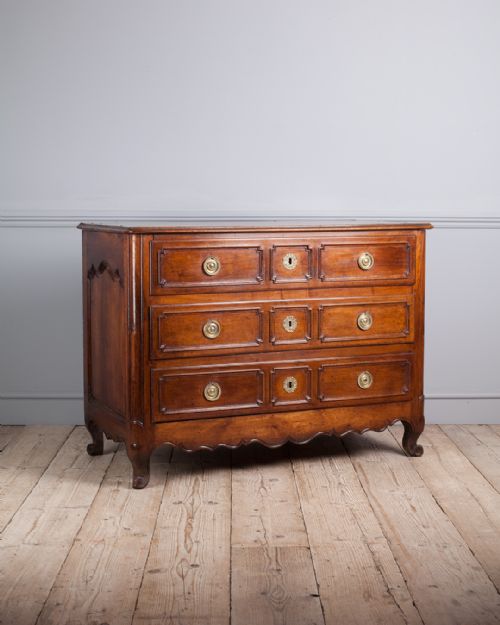 18th century french walnut commode - CATEGORY: ANTIQUE CHEST OF DRAWERS - DATED 18TH CENTURY