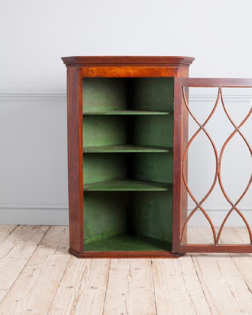 GEORGE III MAHOGANY CORNER CUPBOARD - ADDITIONAL PHOTO 2