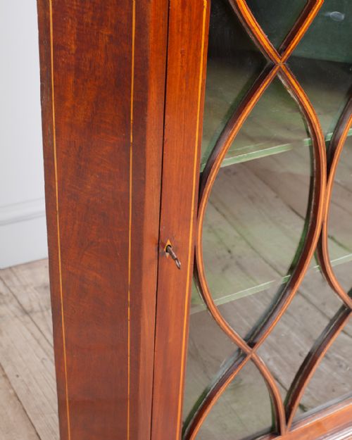 GEORGE III MAHOGANY CORNER CUPBOARD - ADDITIONAL PHOTO 5