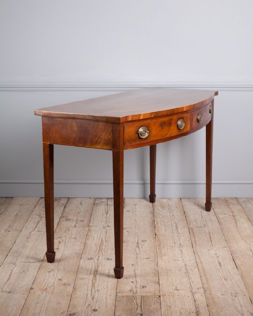 FINE QUALITY GEORGE III MAHOGANY BOWFRONT SERVING TABLE - ADDITIONAL PHOTO 3