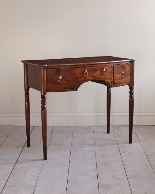 particularly elegant george iv mahogany dressing table - CATEGORY: ANTIQUE TABLES - DATED 19TH CENTURY