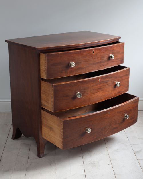 GEORGE IV MAHOGANY BOWFRONT CHEST OF DRAWERS - ADDITIONAL PHOTO 3