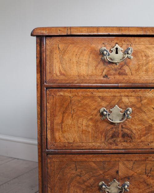 WILLIAM MARY WALNUT CHEST OF DRAWERS - ADDITIONAL PHOTO 5