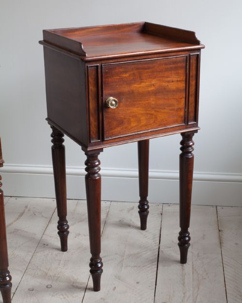 GEORGIAN MAHOGANY GILLOWS STYLE BEDSIDE CUPBOARDS - ADDITIONAL PHOTO 2