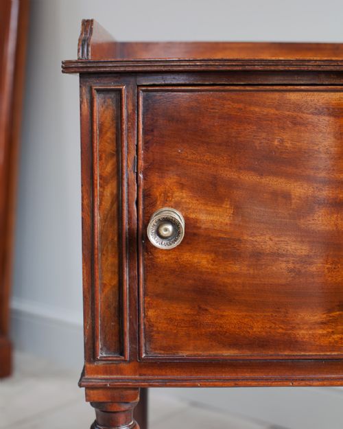 GEORGIAN MAHOGANY GILLOWS STYLE BEDSIDE CUPBOARDS - ADDITIONAL PHOTO 3