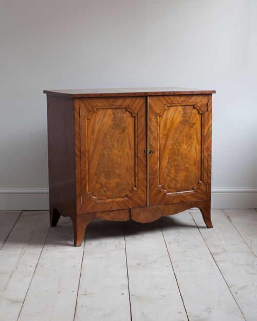 george iv figured mahogany side cabinet - CATEGORY: ANTIQUE SIDEBOARDS - DATED GEORGIAN