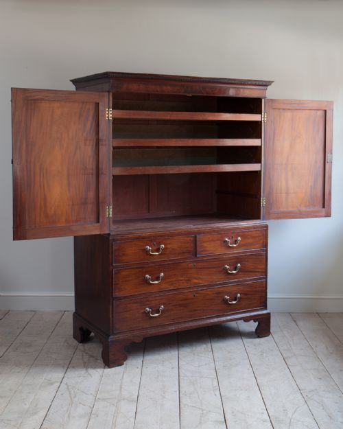 GEORGE III MAHOGANY LINEN PRESS - ADDITIONAL PHOTO 1