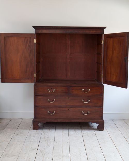 GEORGE III MAHOGANY LINEN PRESS - ADDITIONAL PHOTO 3