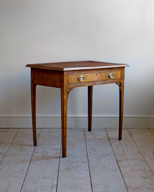 attractive georgian mahogany side table - CATEGORY: ANTIQUE TABLES - DATED 19TH CENTURY