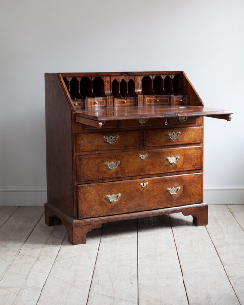 superb early georgian walnut bureau - CATEGORY: ANTIQUE BUREAU - DATED 18TH CENTURY