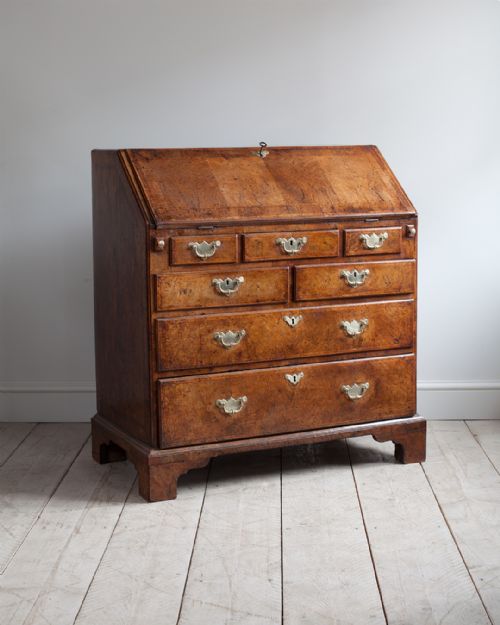 SUPERB EARLY GEORGIAN WALNUT BUREAU - ADDITIONAL PHOTO 1