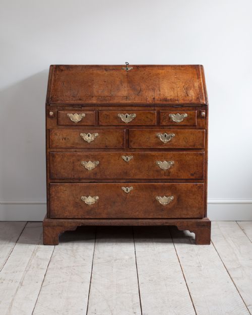 SUPERB EARLY GEORGIAN WALNUT BUREAU - ADDITIONAL PHOTO 2