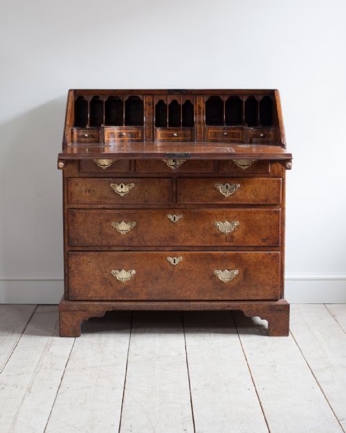 SUPERB EARLY GEORGIAN WALNUT BUREAU - ADDITIONAL PHOTO 3