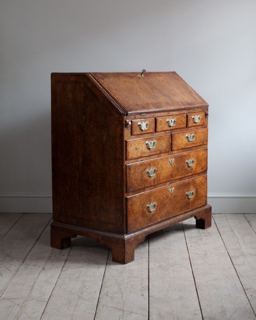 SUPERB EARLY GEORGIAN WALNUT BUREAU - ADDITIONAL PHOTO 4