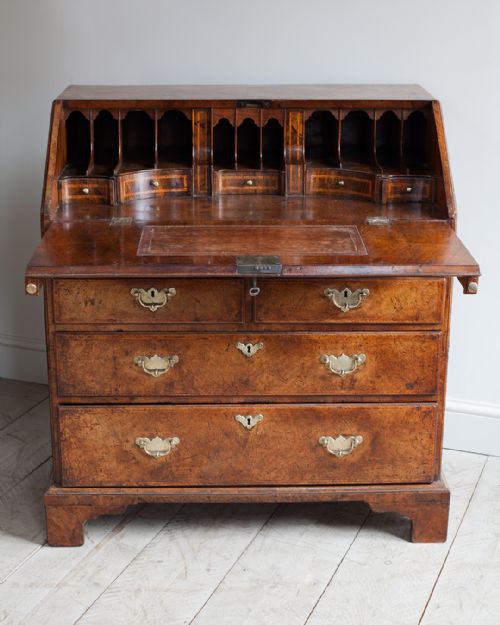 SUPERB EARLY GEORGIAN WALNUT BUREAU - ADDITIONAL PHOTO 5