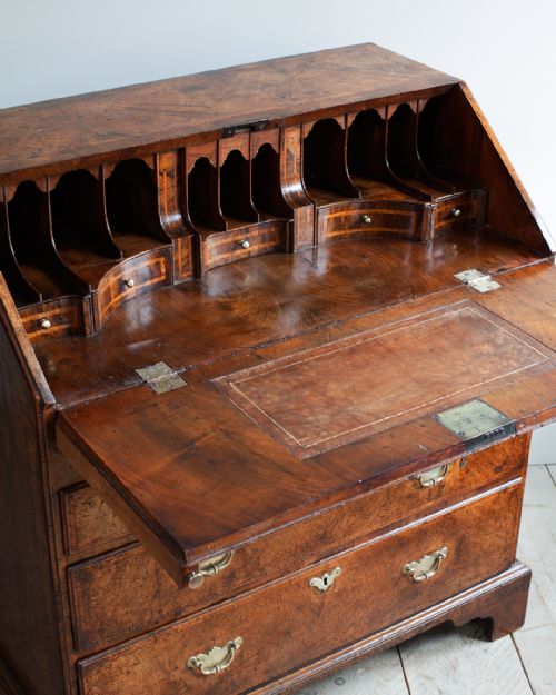 SUPERB EARLY GEORGIAN WALNUT BUREAU - ADDITIONAL PHOTO 6