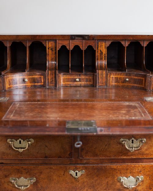 SUPERB EARLY GEORGIAN WALNUT BUREAU - ADDITIONAL PHOTO 7