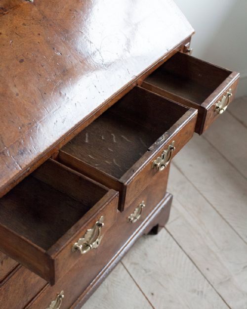 SUPERB EARLY GEORGIAN WALNUT BUREAU - ADDITIONAL PHOTO 9