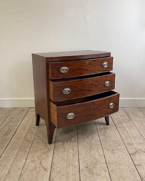 MAHOGANY BOWFRONT CHEST OF DRAWERS - ADDITIONAL PHOTO 1