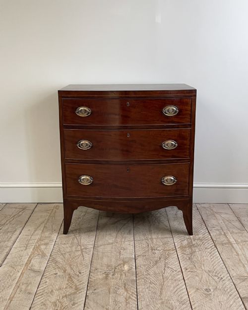 MAHOGANY BOWFRONT CHEST OF DRAWERS - ADDITIONAL PHOTO 3