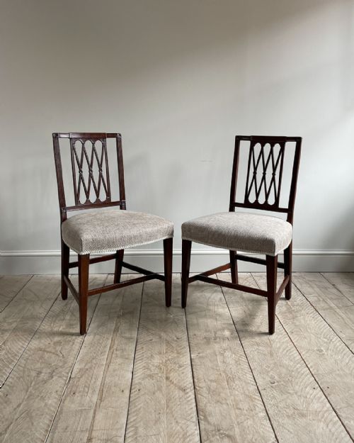 PAIR OF HEPPLEWHITE PERIOD MAHOGANY SIDE CHAIRS - ADDITIONAL PHOTO 1