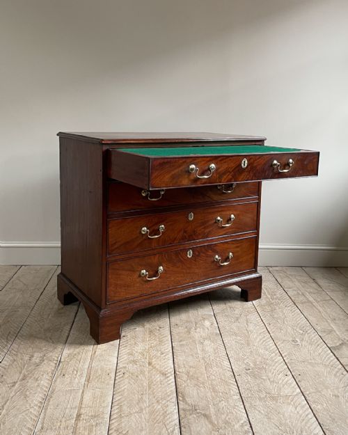 GEORGIAN MAHOGANY GENTLEMAN'S DRESSING CHEST - ADDITIONAL PHOTO 1