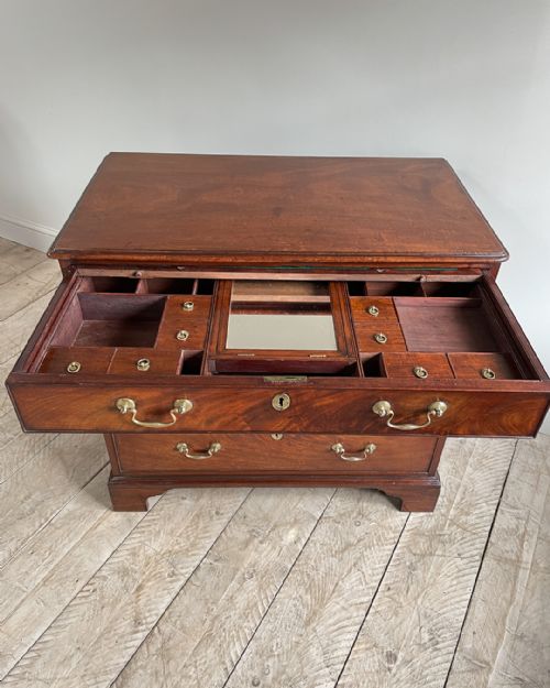 GEORGIAN MAHOGANY GENTLEMAN'S DRESSING CHEST - ADDITIONAL PHOTO 3