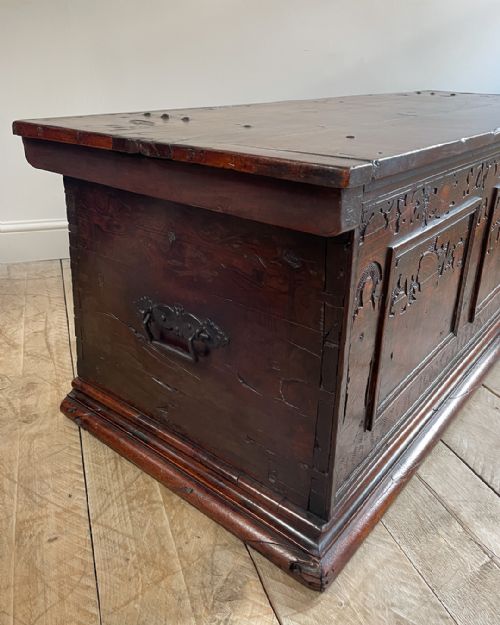 17TH CENTURY ITALIAN COFFER - ADDITIONAL PHOTO 2