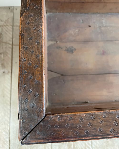 17TH CENTURY ITALIAN COFFER - ADDITIONAL PHOTO 8