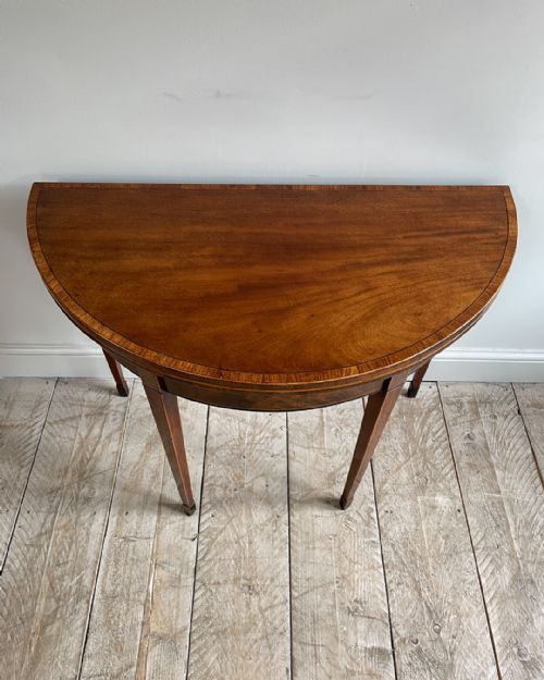 ELEGANT GEORGIAN MAHOGANY DEMILUNE CARD TABLE - ADDITIONAL PHOTO 2