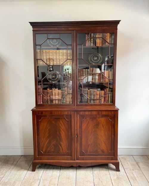 fine quality georgian bookcase cabinet - CATEGORY: ANTIQUE BOOKCASES - DATED 18TH CENTURY